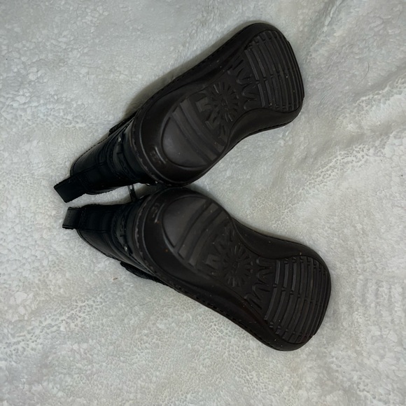 UGG boots. great boots, all leather, fur inside , worn maybe a total of 4 times. - Picture 4 of 6